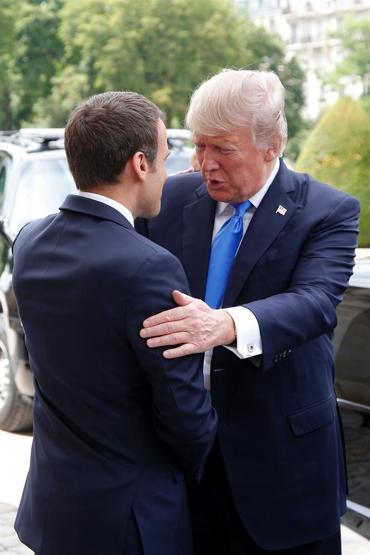 Trumptan Macronun eşine ilginç iltifat