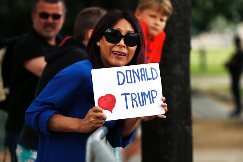 Trumptan Macronun eşine ilginç iltifat