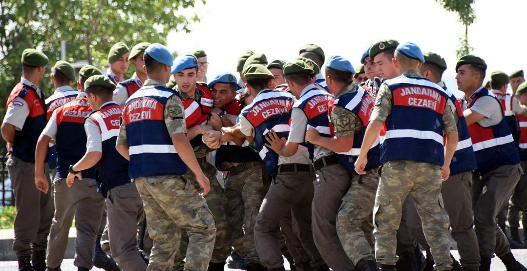 Heroya karşı traitor tişörtü