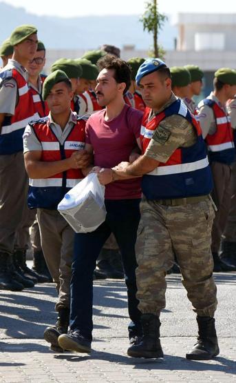 Heroya karşı traitor tişörtü
