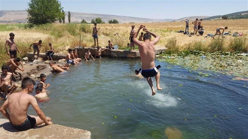 Sıcaktan kaçan göle atladı