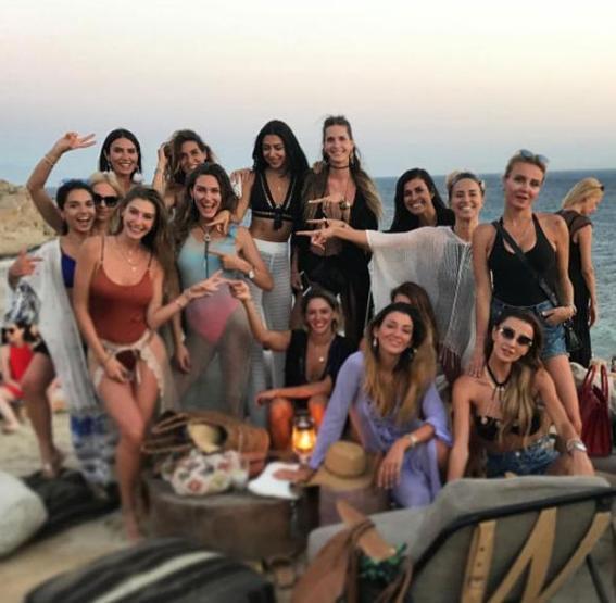 Şeyma Subaşı Mikonosta bekarlığa veda etti