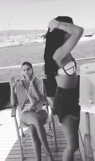 Şeyma Subaşı Mikonosta bekarlığa veda etti