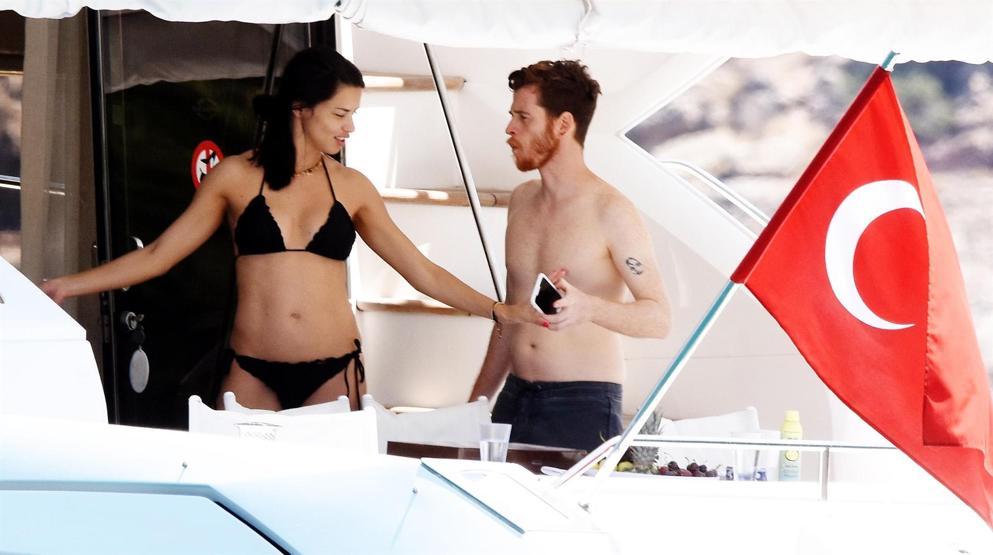 Adriana Lima ve Metin Hara tekne turunda görüntülendi