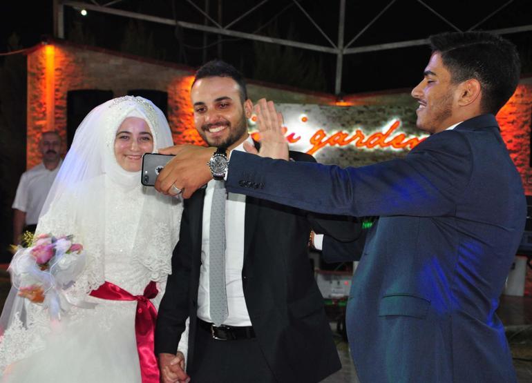 Damat Filistinden geldi, ailesi düğünü naklen izledi