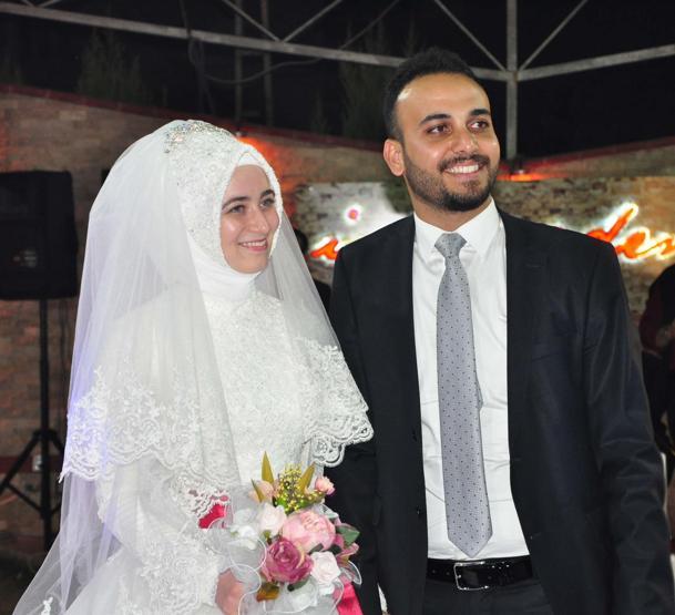 Damat Filistinden geldi, ailesi düğünü naklen izledi
