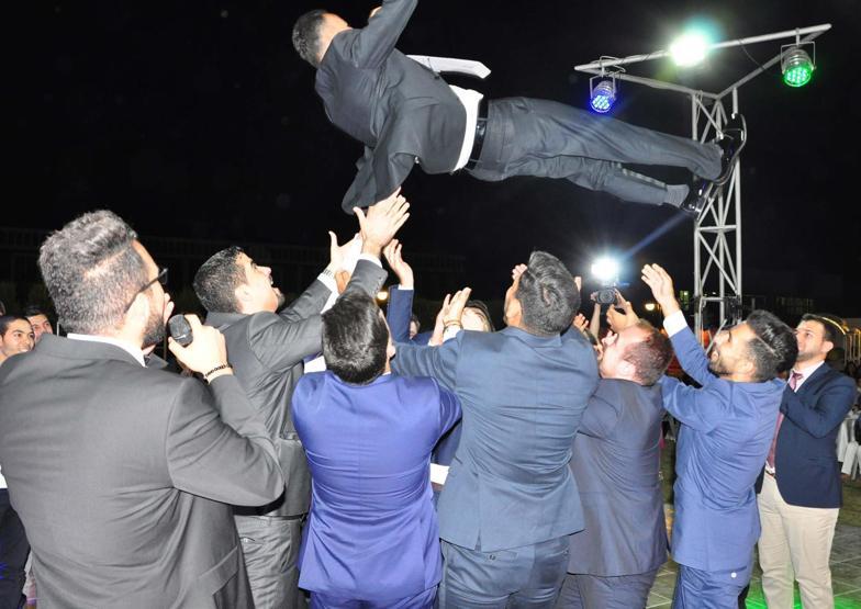 Damat Filistinden geldi, ailesi düğünü naklen izledi