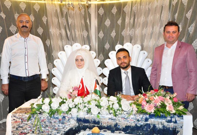 Damat Filistinden geldi, ailesi düğünü naklen izledi
