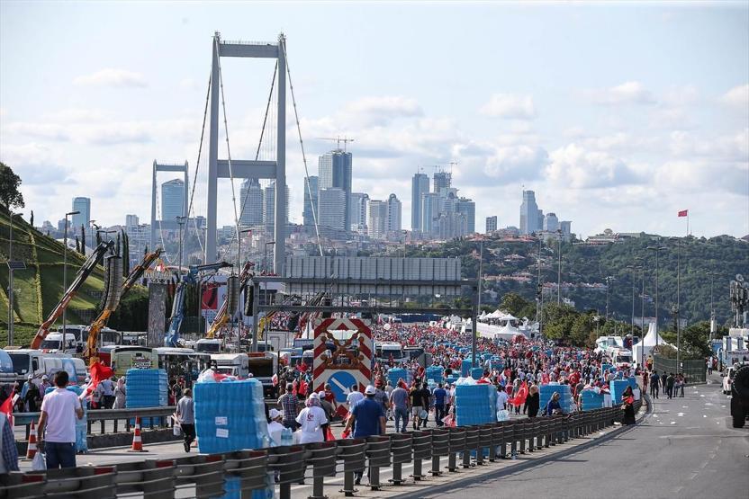 Son dakika... Yüzbinler 15 Temmuz Şehitler Köprüsüne yürüdü