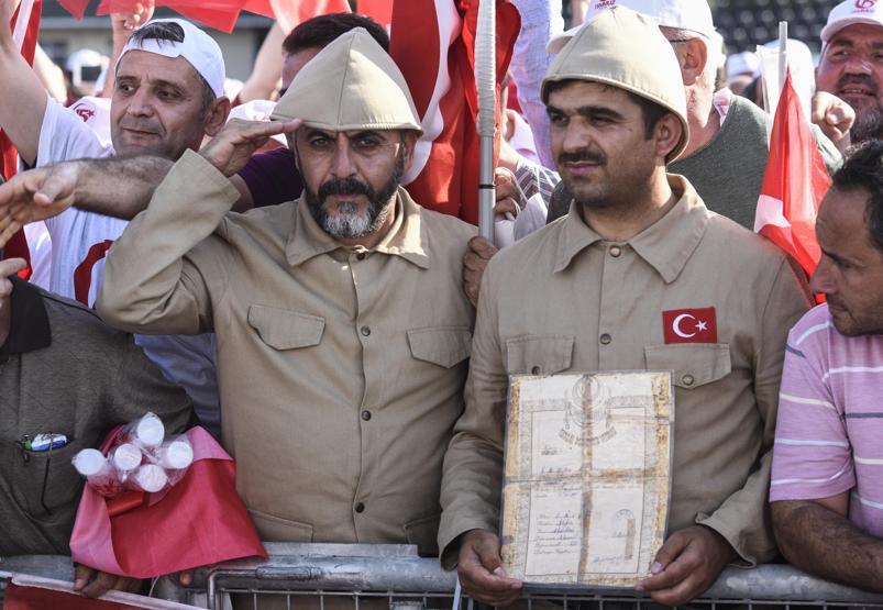 Son dakika... Yüzbinler 15 Temmuz Şehitler Köprüsüne yürüdü