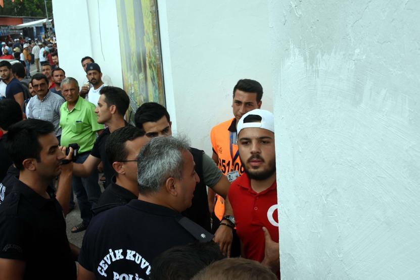 Yenen pehlivanı darp ettiler