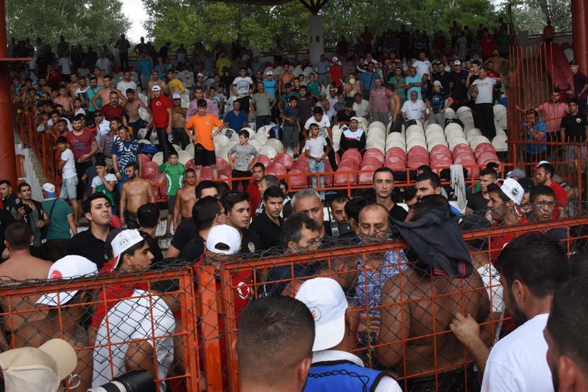 Yenen pehlivanı darp ettiler