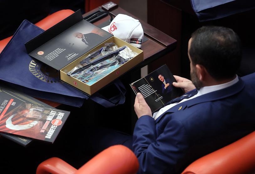 CHPli vekillerden İsmail Kahramana albüm tepkisi