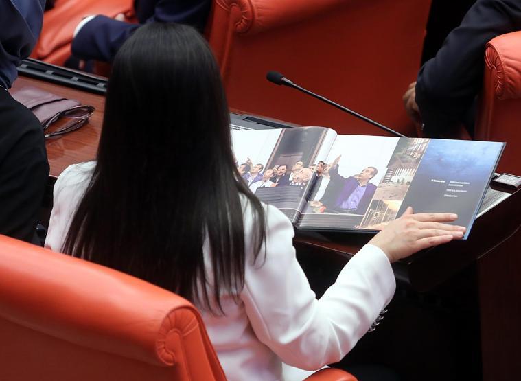 CHPli vekillerden İsmail Kahramana albüm tepkisi