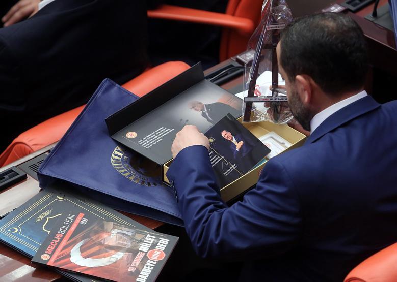 CHPli vekillerden İsmail Kahramana albüm tepkisi