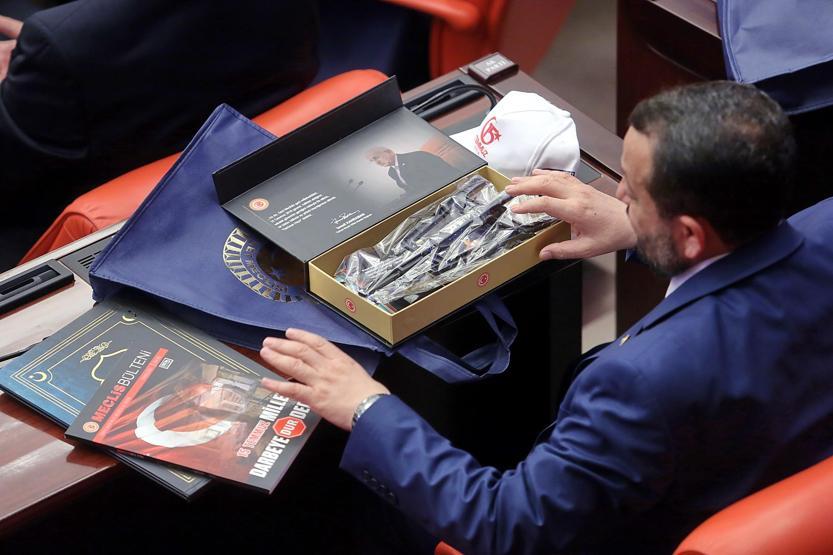 CHPli vekillerden İsmail Kahramana albüm tepkisi