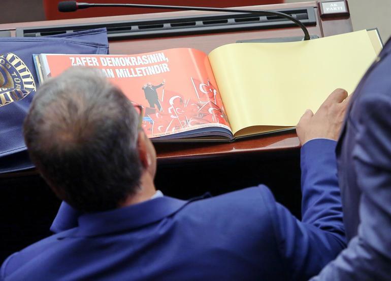 CHPli vekillerden İsmail Kahramana albüm tepkisi
