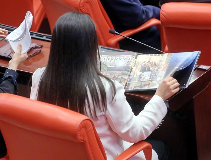 CHPli vekillerden İsmail Kahramana albüm tepkisi