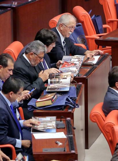 CHPli vekillerden İsmail Kahramana albüm tepkisi