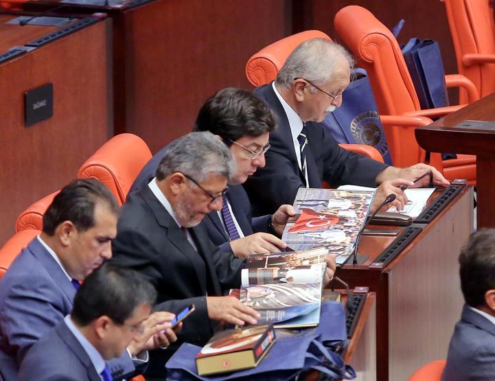 CHPli vekillerden İsmail Kahramana albüm tepkisi