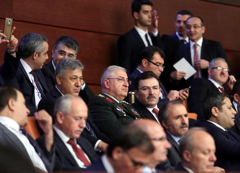 CHPli vekillerden İsmail Kahramana albüm tepkisi