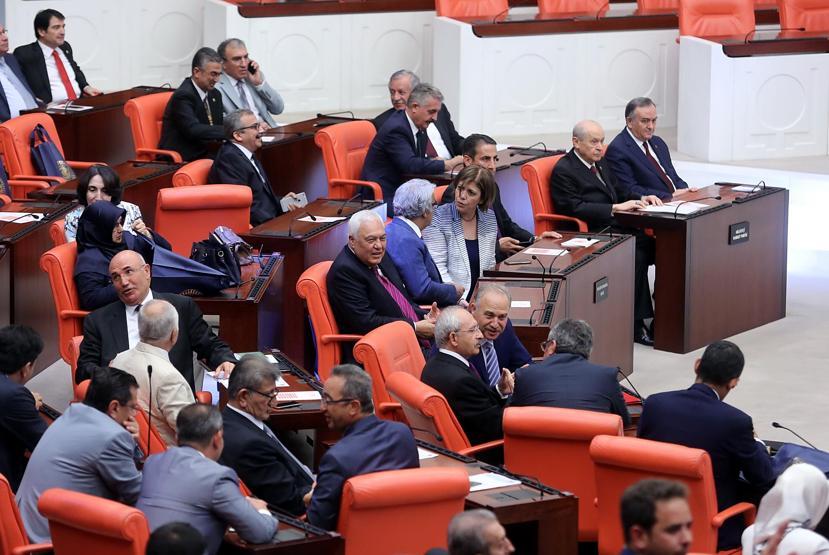 CHPli vekillerden İsmail Kahramana albüm tepkisi