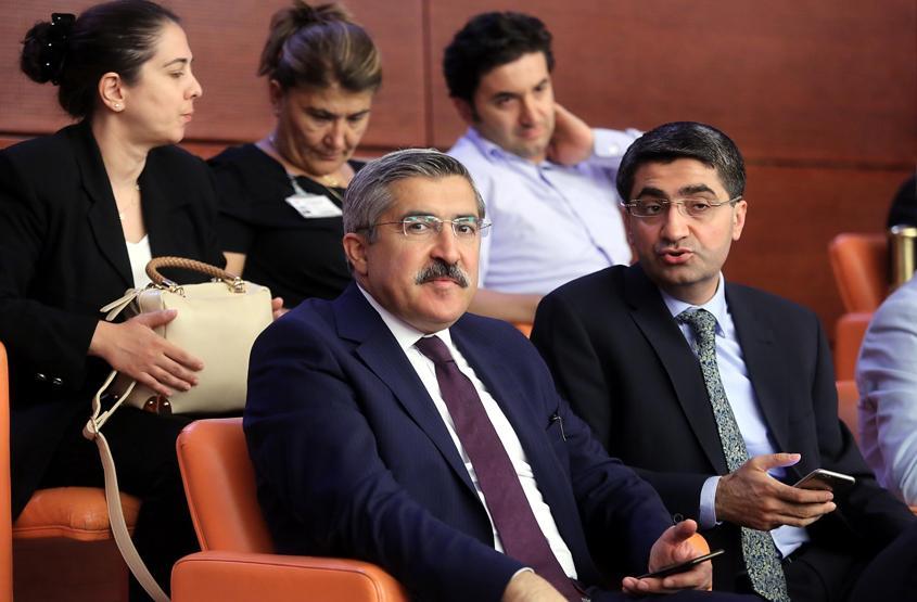 CHPli vekillerden İsmail Kahramana albüm tepkisi