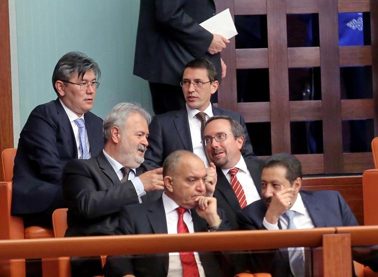 CHPli vekillerden İsmail Kahramana albüm tepkisi