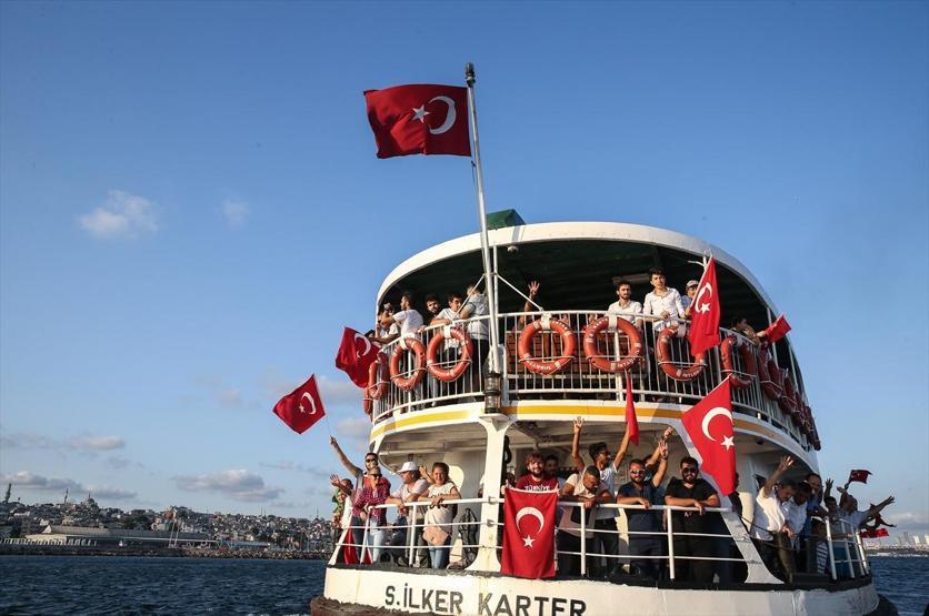 Son dakika... Yüzbinler 15 Temmuz Şehitler Köprüsüne yürüdü