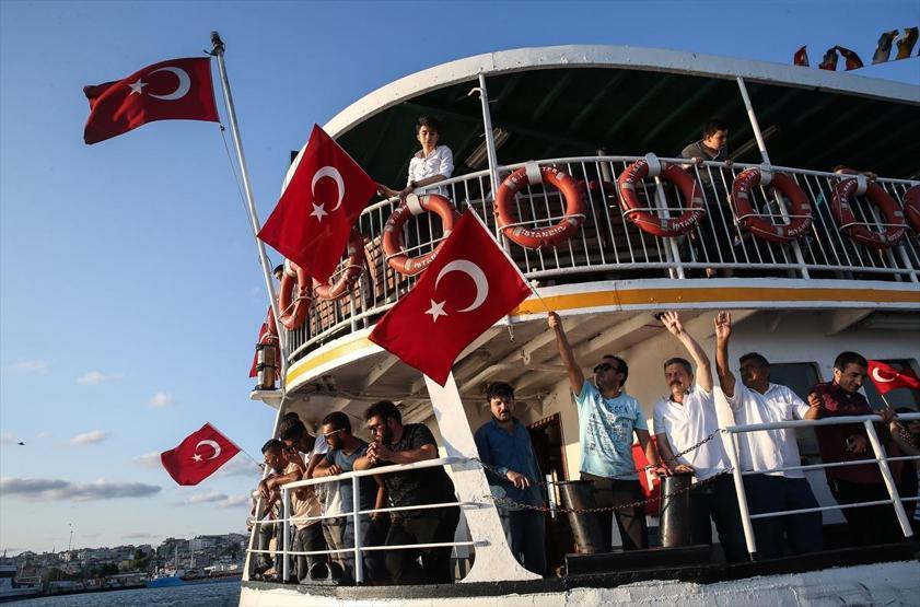 Son dakika... Yüzbinler 15 Temmuz Şehitler Köprüsüne yürüdü