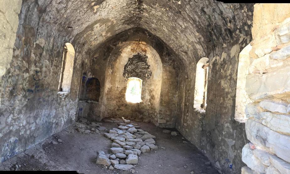 Tarihi kilisede yıkılma tehlikesi