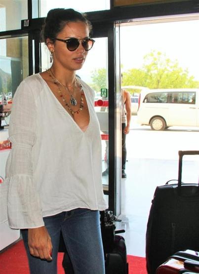 Ve tatil bitti Adriana Lima yalnız döndü