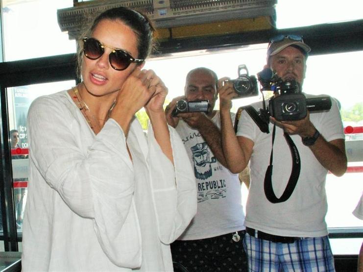 Ve tatil bitti Adriana Lima yalnız döndü