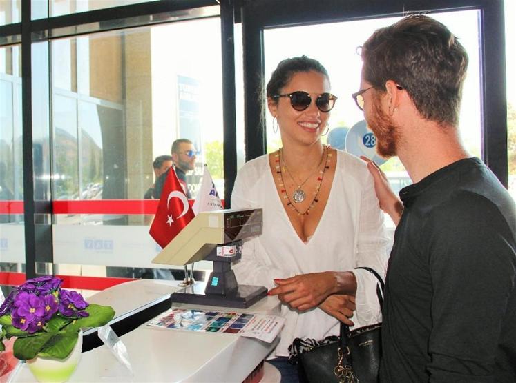 Ve tatil bitti Adriana Lima yalnız döndü
