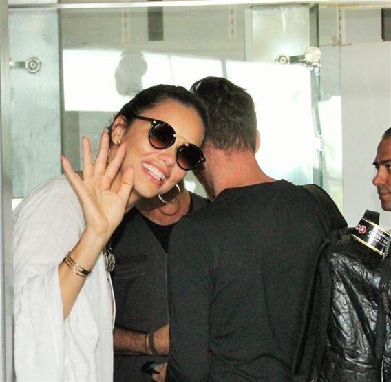 Ve tatil bitti Adriana Lima yalnız döndü