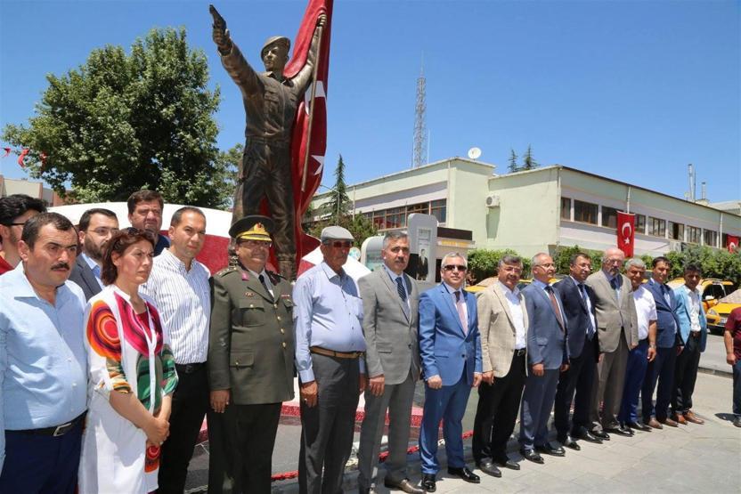 Niğdede Ömer Halisdemirin heykeli açıldı