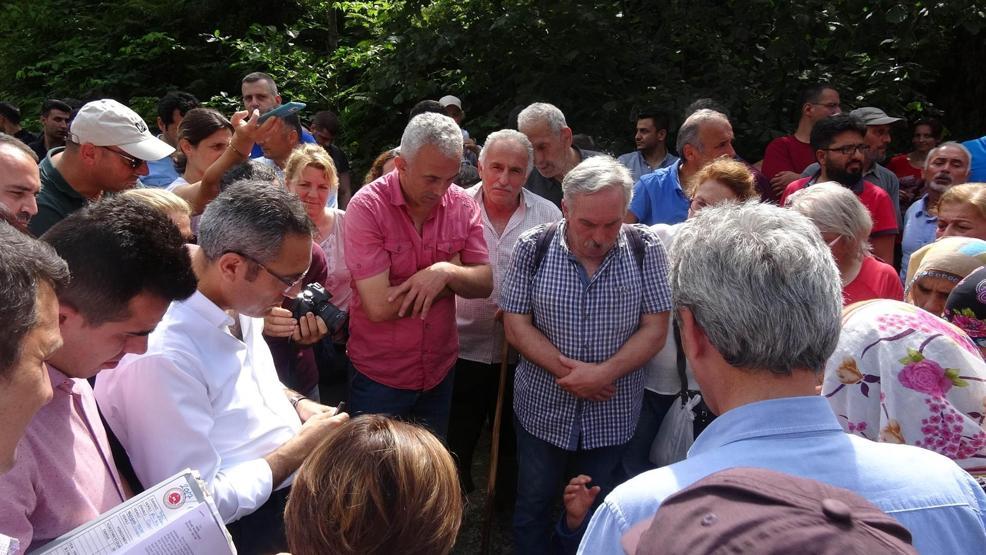 Arılı Vadisinde HESe karşı çıkan kadınlar bilirkişinin yolunu kesti
