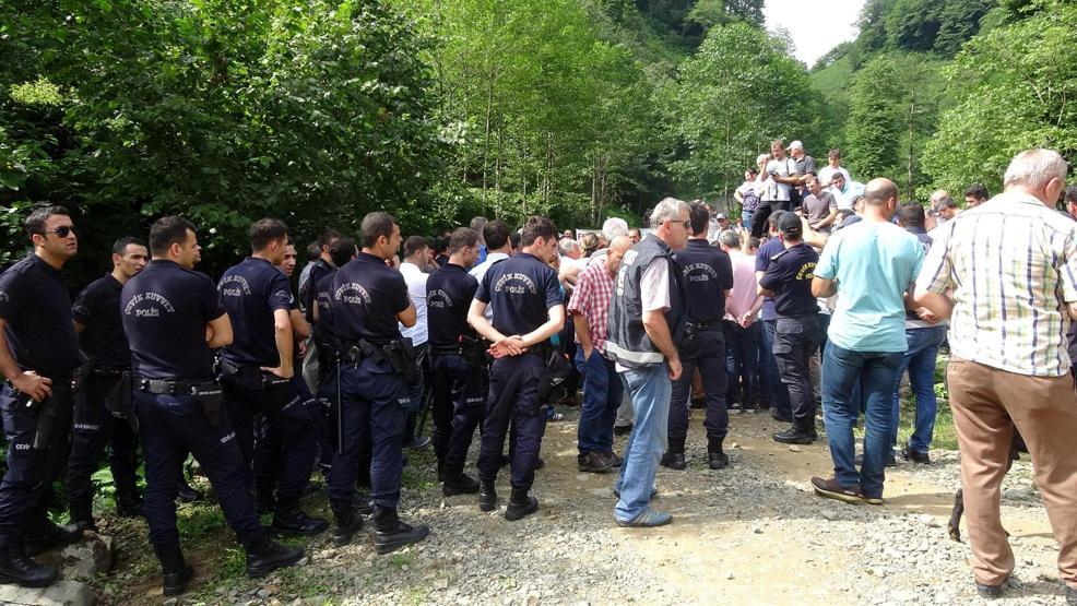 Arılı Vadisinde HESe karşı çıkan kadınlar bilirkişinin yolunu kesti
