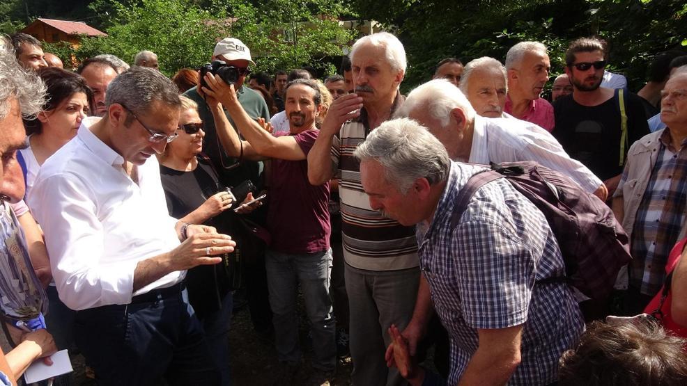 Arılı Vadisinde HESe karşı çıkan kadınlar bilirkişinin yolunu kesti
