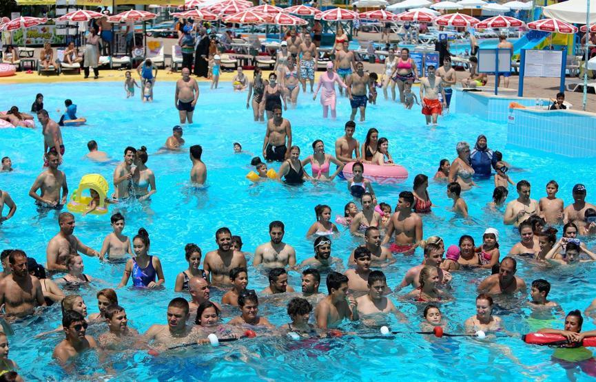 Antalyada havuzlar dolup taşıyor