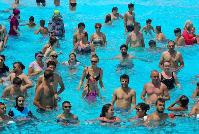 Antalyada havuzlar dolup taşıyor