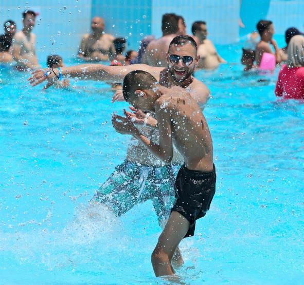 Antalyada havuzlar dolup taşıyor