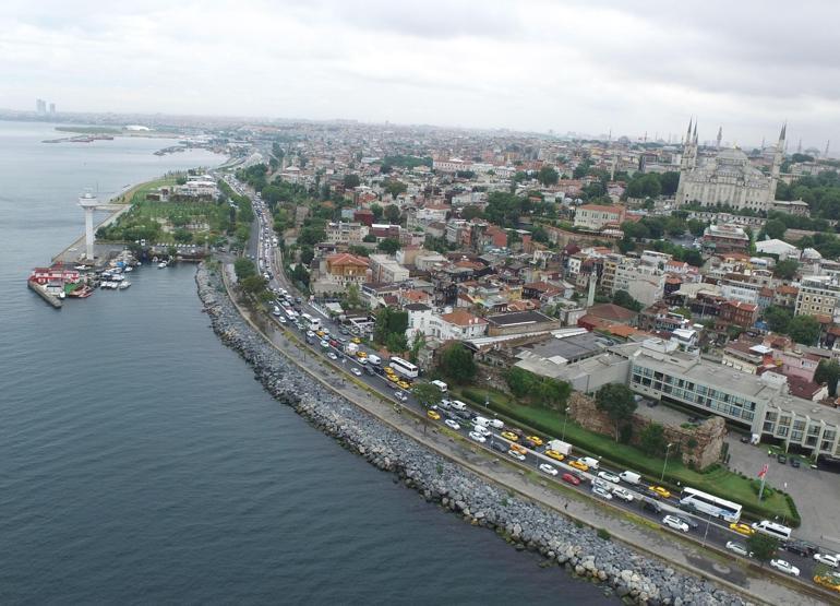 Yağmur nedeniyle kilometrelerce araç kuyrukları oluştu