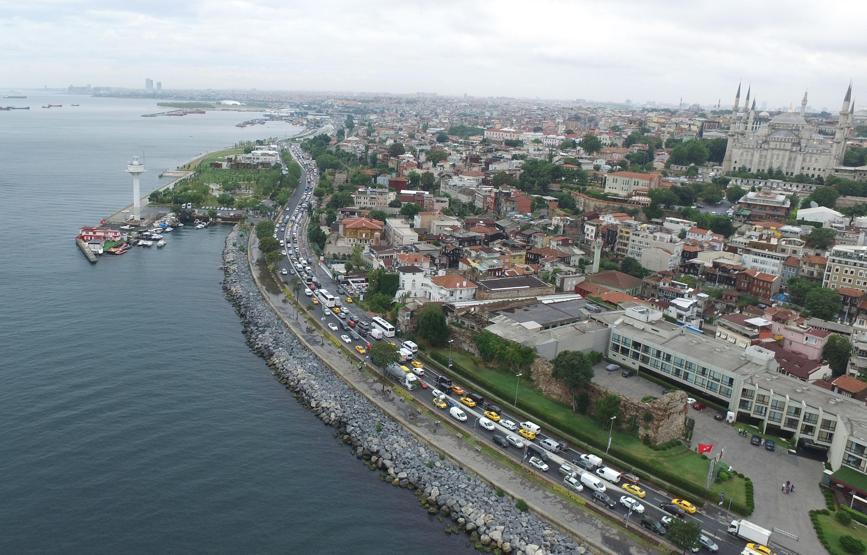 Yağmur nedeniyle kilometrelerce araç kuyrukları oluştu