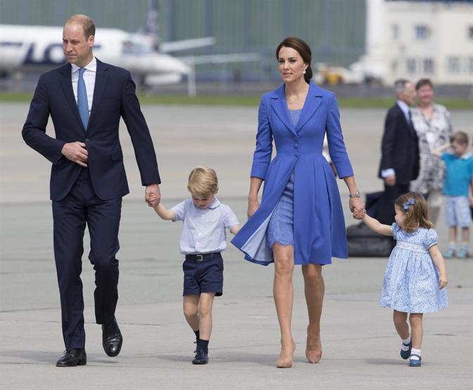 Prenses Charlotte, uçağa emekleyerek bindi