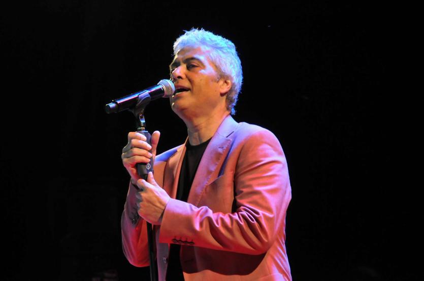 Cengiz Kurtoğlu iki sepet dut karşılığında konser verdi