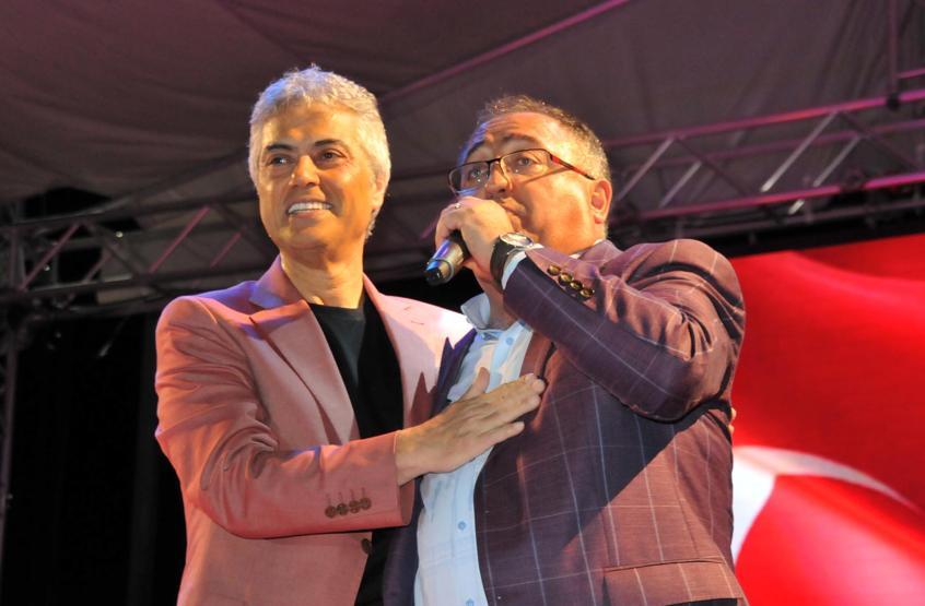 Cengiz Kurtoğlu iki sepet dut karşılığında konser verdi