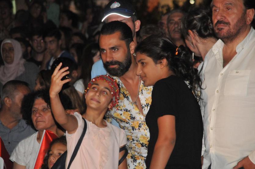 Cengiz Kurtoğlu iki sepet dut karşılığında konser verdi