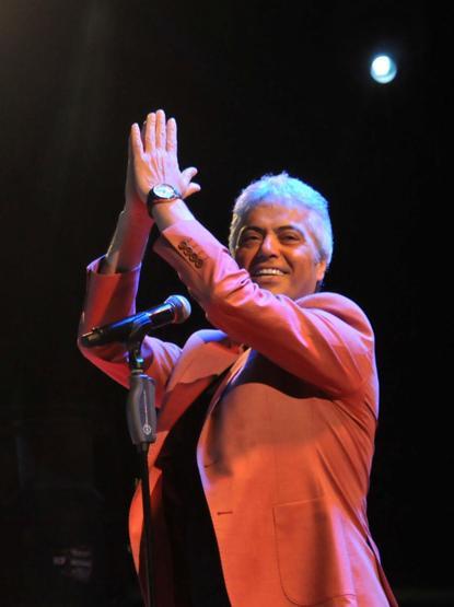 Cengiz Kurtoğlu iki sepet dut karşılığında konser verdi