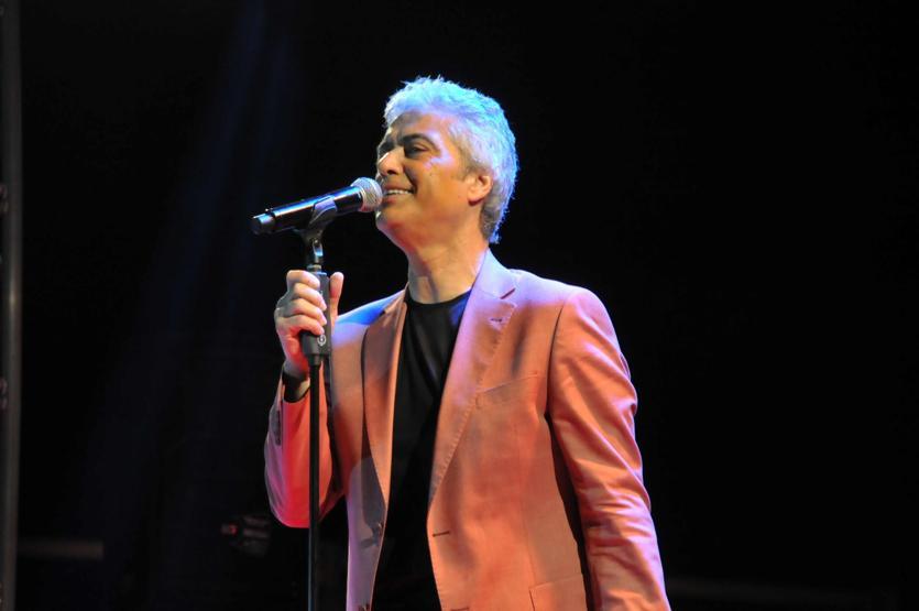 Cengiz Kurtoğlu iki sepet dut karşılığında konser verdi